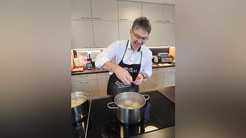 Sichtlich Spa&szlig; hat Arnschwangs B&uuml;rgermeister Michael Multerer beim Kn&ouml;deldrehen.