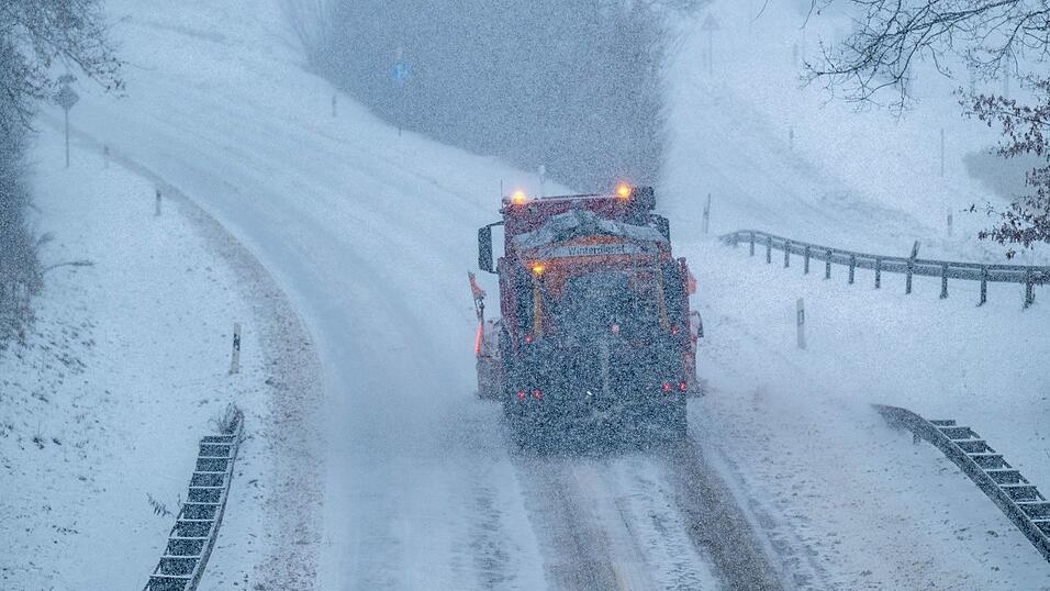 Der Deutsche Wetterdienst erwartet f&uuml;r den Sonntag Neuschnee in Bayern. (Archivbild)