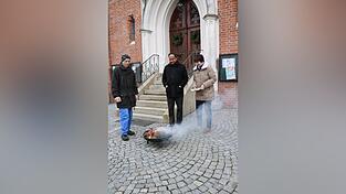 Mesner Josef Traublinger (l.) verbrennt geweihte Palmzweige für den Aschermittwoch. Mesner Josef Traublinger (l.) verbrennt geweihte Palmzweige für den Aschermittwoch.