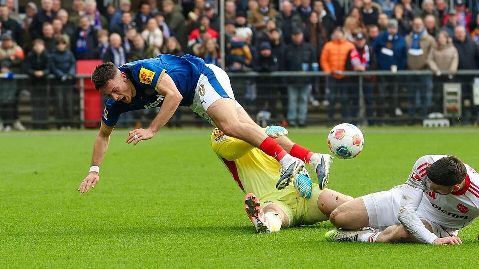 Kiels Adrian Kapralik (l) prallt mit Nürnbergs Jan Reichert zusammen. Kiels Adrian Kapralik (l) prallt mit Nürnbergs Jan Reichert zusammen.
