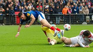 Kiels Adrian Kapralik (l) prallt mit Nürnbergs Jan Reichert zusammen. Kiels Adrian Kapralik (l) prallt mit Nürnbergs Jan Reichert zusammen.