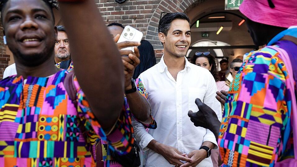 Der niederländische Ministerpräsident Rob Jetten bei der Canal Parade in Amsterdam. Der niederländische Ministerpräsident Rob Jetten bei der Canal Parade in Amsterdam.