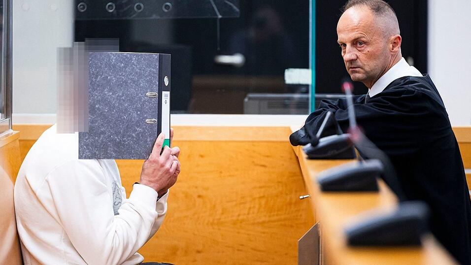 Der Angeklagte (links) sitzt im Gerichtssaal im Landgericht Hannover neben seinem Verteidiger Marcin Raminski. Der Angeklagte (links) sitzt im Gerichtssaal im Landgericht Hannover neben seinem Verteidiger Marcin Raminski.
