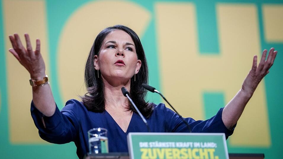 Bundesau&szlig;enministerin Annalena Baerbock spricht in ihrer Rede auch die t&ouml;dliche Attacke auf eine Kita-Gruppe in einem Park in Aschaffenburg an.