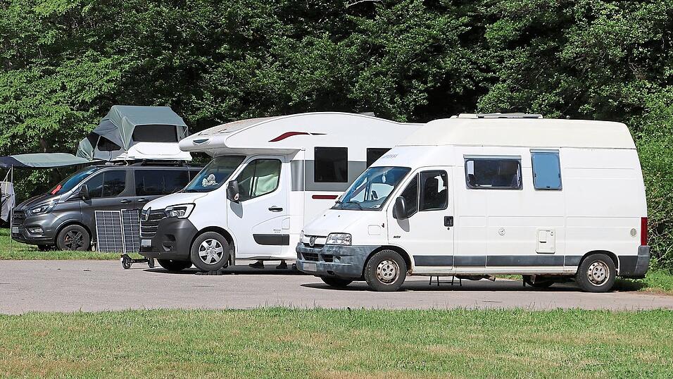 Neben dem Festplatz im W&ouml;rther Gschwelltal stehen bei gutem Wetter h&auml;ufig Wohnmobile.