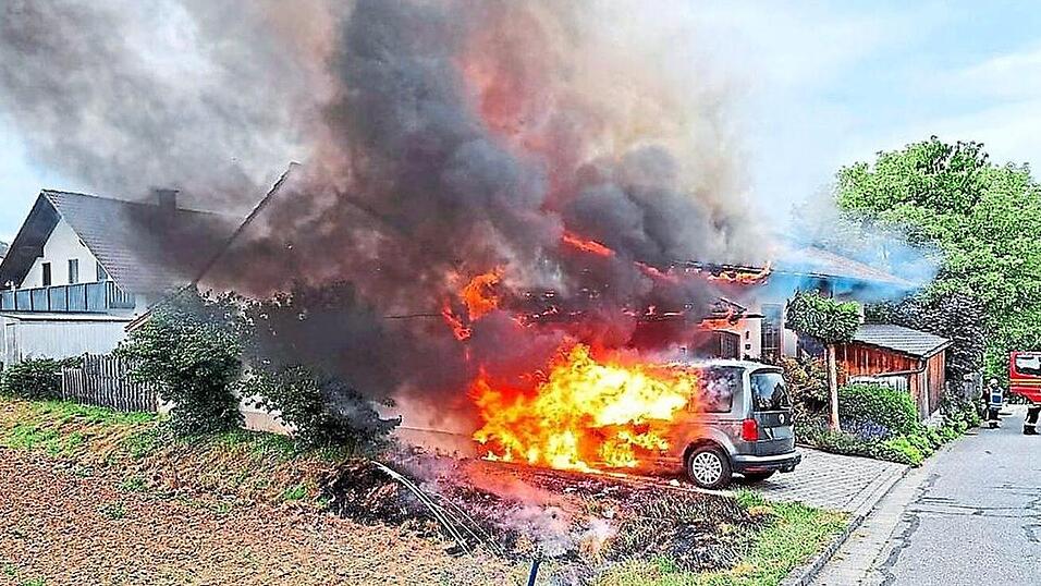 Ein Auto und ein Teil des Dachstuhls eines Anwesens in Rottenburg waren im Juni in Brand geraten. Ein Auto und ein Teil des Dachstuhls eines Anwesens in Rottenburg waren im Juni in Brand geraten.