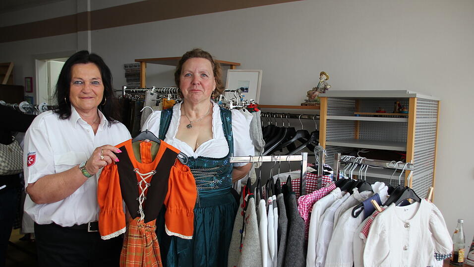 Malteser-Gesch&auml;ftsf&uuml;hrerin Martina Vogl und Gabriele Schaffenberg freuen sich &uuml;ber die vielen Spenden f&uuml;r den Flohmarkt - und auch die Besucher.