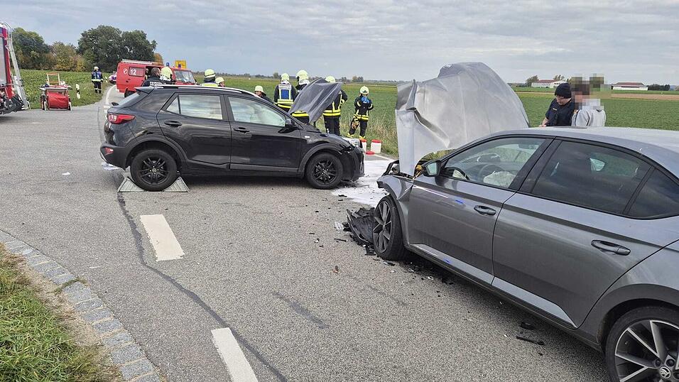 Zwei Verletzte bei einem Unfall auf der SR18 nahe Ringenberg. Feuerwehr und Hubschrauber waren vor Ort. 