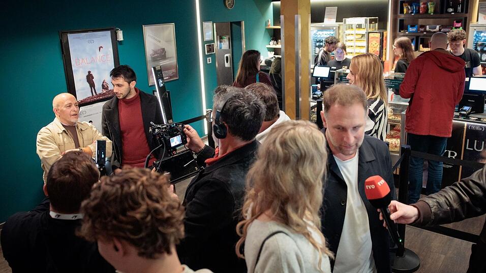 Filmemacher Enrico Saller (2.v.l.) mit Schauspieler Erdogan Atalay (bekannt aus &bdquo;Alarm f&uuml;r Cobra 11&ldquo;) bei den Hofer Filmtagen im Oktober.