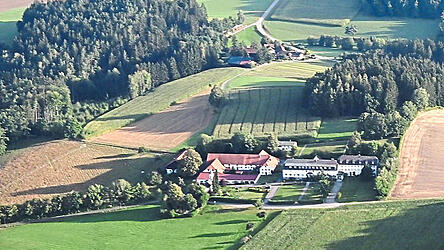 Ort der Entschleunigung: Das ehemalige Missions- und Exerzitienhaus Hofstetten ist eingebettet in die unber&uuml;hrte Natur des Vorderen Bayerischen Waldes.