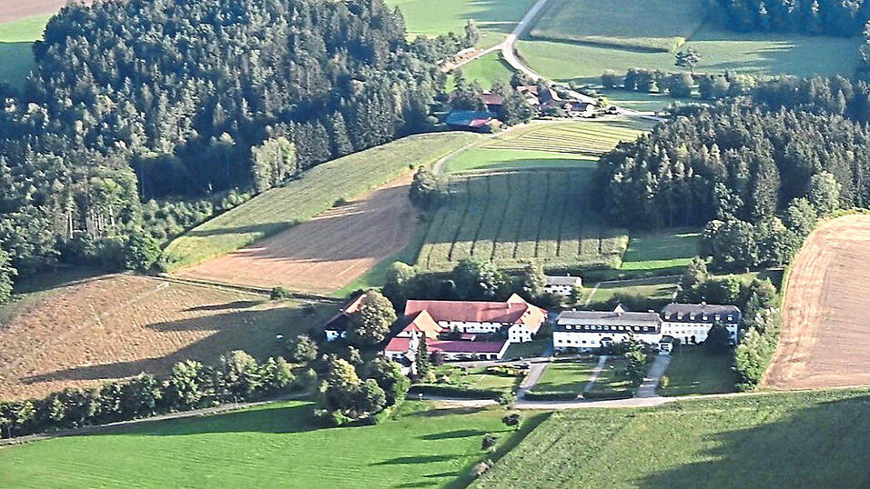 Ort der Entschleunigung: Das ehemalige Missions- und Exerzitienhaus Hofstetten ist eingebettet in die unberührte Natur des Vorderen Bayerischen Waldes. Ort der Entschleunigung: Das ehemalige Missions- und Exerzitienhaus Hofstetten ist eingebettet in die unberührte Natur des Vorderen Bayerischen Waldes.