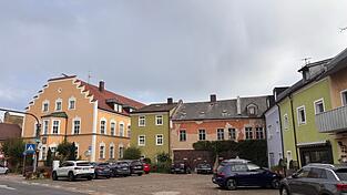 Das Sammelsurium an Parkpl&auml;tzen, Bodenbel&auml;gen und Wegef&uuml;hrungen auf dem Spitalplatz will Planer Josef Garnhartner aufl&ouml;sen.