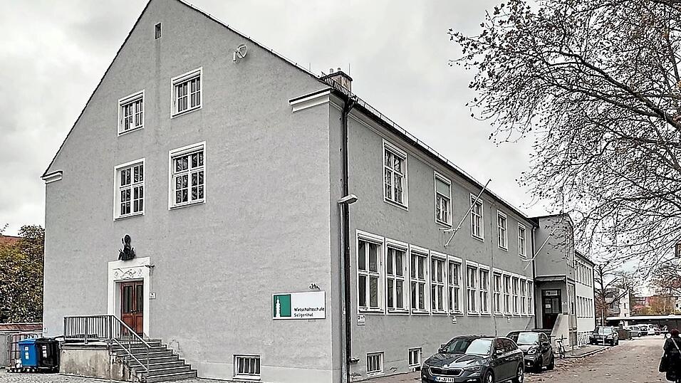 Die Wirtschaftsschule Seligenthal ist eine anerkannte, private Schule mit 341 Schülern. Träger ist die Schulstiftung Seligenthal. Die Wirtschaftsschule Seligenthal ist eine anerkannte, private Schule mit 341 Schülern. Träger ist die Schulstiftung Seligenthal.