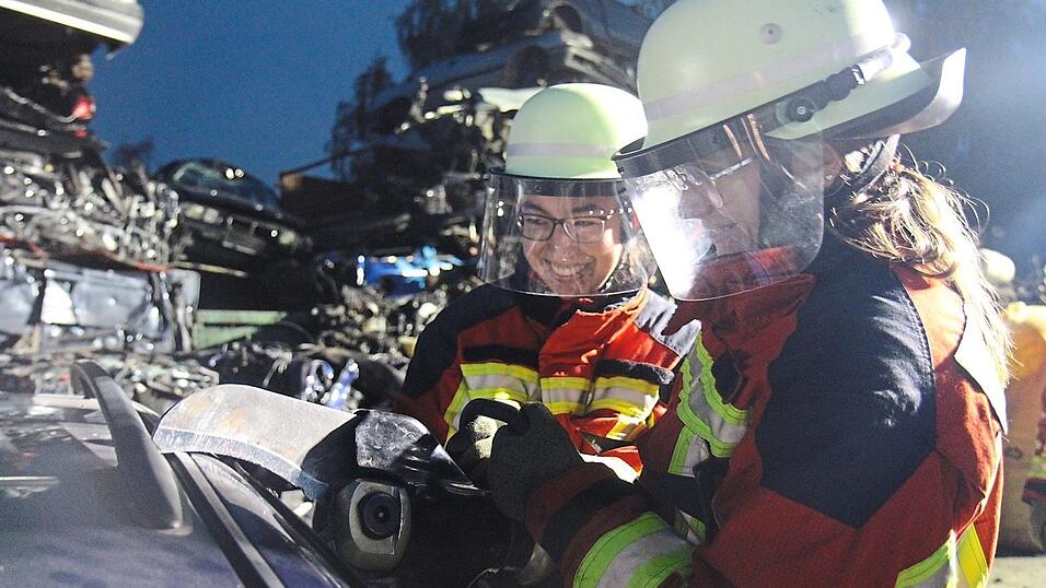 Mit schwerem Ger&auml;t bei einer Einsatz&uuml;bung: Johanna Hausberger (links) und Verena Bastin