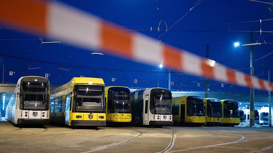 Am Montagmorgen standen in vielen Teilen Deutschlands - wie hier in Dresden - die Busse und Stra&szlig;enbahnen still.