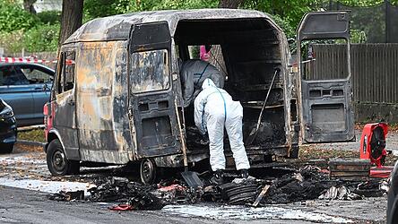 Beamte der Spurensicherung untersuchen den ausgebrannten Transporter des Handwerkers. Der 57-J&auml;hrige aus Starnberg soll das Haus seiner Eltern angez&uuml;ndet und Sprengfallen deponiert haben.