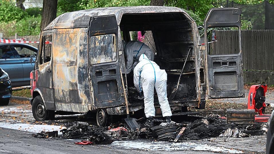 Beamte der Spurensicherung untersuchen den ausgebrannten Transporter des Handwerkers. Der 57-J&auml;hrige aus Starnberg soll das Haus seiner Eltern angez&uuml;ndet und Sprengfallen deponiert haben.