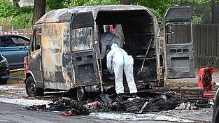 Beamte der Spurensicherung untersuchen den ausgebrannten Transporter des Handwerkers. Der 57-J&auml;hrige aus Starnberg soll das Haus seiner Eltern angez&uuml;ndet und Sprengfallen deponiert haben.