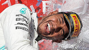 ALS SECHSMALIGER WELTMEISTER genießt Lewis Hamilton die Champagner-Dusche, die ihm Mercedes-Teamkollege Valtteri Bottas verpasst, der den Großen Preis der USA in Austin vor dem Briten gewonnen hat. ALS SECHSMALIGER WELTMEISTER genießt Lewis Hamilton die Champagner-Dusche, die ihm Mercedes-Teamkollege Valtteri Bottas verpasst, der den Großen Preis der USA in Austin vor dem Briten gewonnen hat.