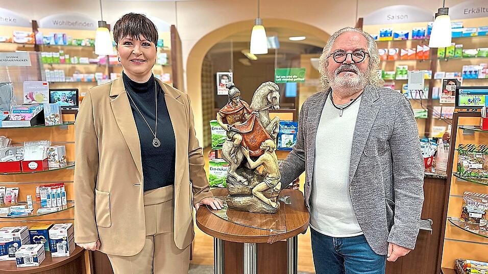 Kerstin Piendl, Inhaberin der St. Nepomuk-Apotheke in Furth im Wald, führt ab dem 1. Januar das Lebenswerk von Rainer Hartl, die St. Martin-Apotheke am Arnschwanger Dorfplatz, weiter. Kerstin Piendl, Inhaberin der St. Nepomuk-Apotheke in Furth im Wald, führt ab dem 1. Januar das Lebenswerk von Rainer Hartl, die St. Martin-Apotheke am Arnschwanger Dorfplatz, weiter.