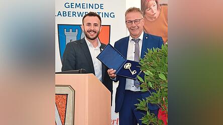 Architekt Michael Pfleger bei der symbolischen Schlüsselübergabe an Bürgermeister Johann Grau.
