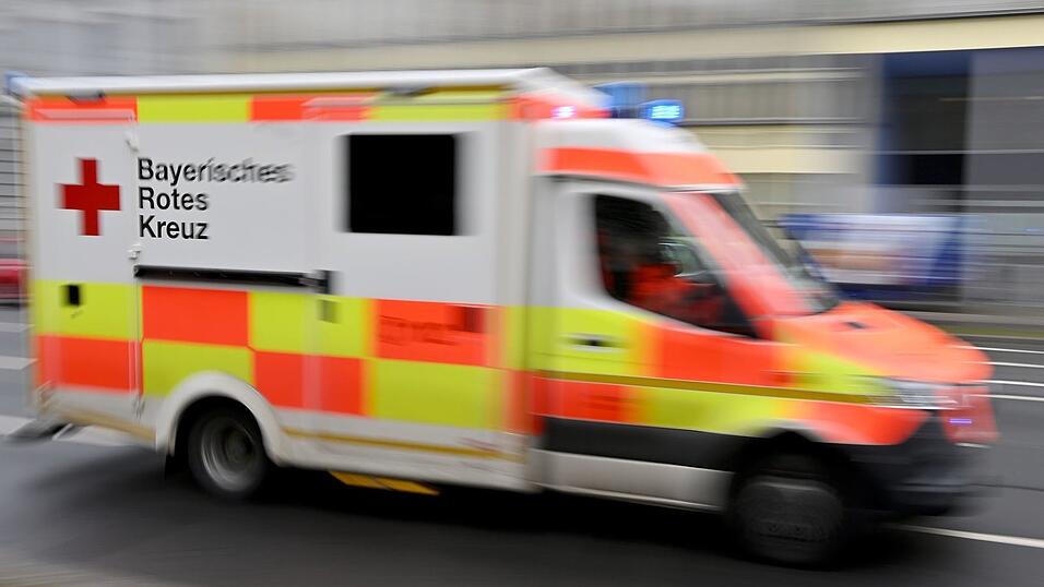 Die vier Verletzten wurden zur Behandlung ins Krankenhaus gebracht. (Symbolbild)