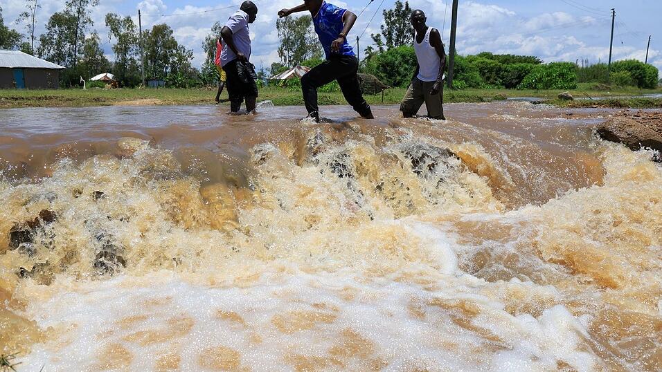 Regierung und Rettungsdienste warnen vor dem &Uuml;berqueren &uuml;berschwemmter Stra&szlig;en, die sich in rei&szlig;ende Fl&uuml;sse verwandeln k&ouml;nnen.