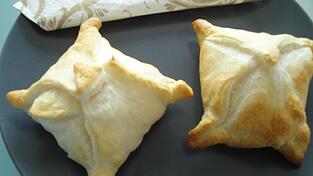 Leckere knusprige Teigtaschen mit einer cremig-würzigen Füllung. Leckere knusprige Teigtaschen mit einer cremig-würzigen Füllung.