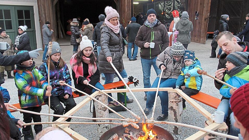Steckerlbrotbacken stand bei den kleinen Besuchern des Adventsmarktes hoch im Kurs.