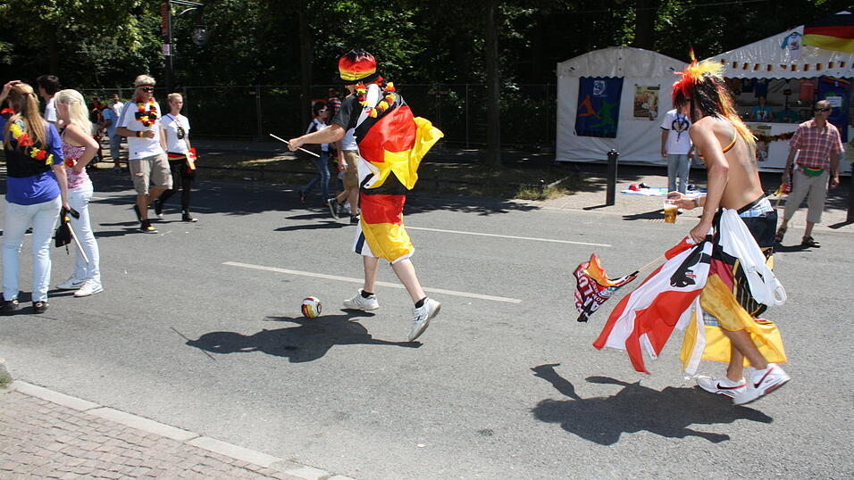 Christian Fertl war am Sonntag auf der Fanmeile in Berlin und erlebte dort das Achtelfinale gegen England auf Gro&szlig;leinwand.