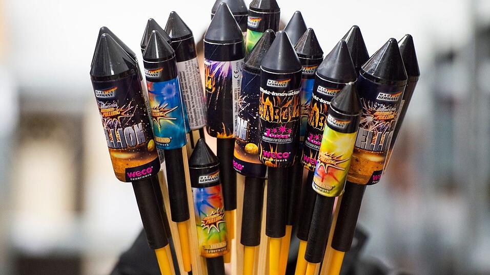 Die Polizei hat in der Oberpfalz in einem Kleintransporter 160 Kilogramm Feuerwerkskörper gefunden. (Symbolbild) Die Polizei hat in der Oberpfalz in einem Kleintransporter 160 Kilogramm Feuerwerkskörper gefunden. (Symbolbild)