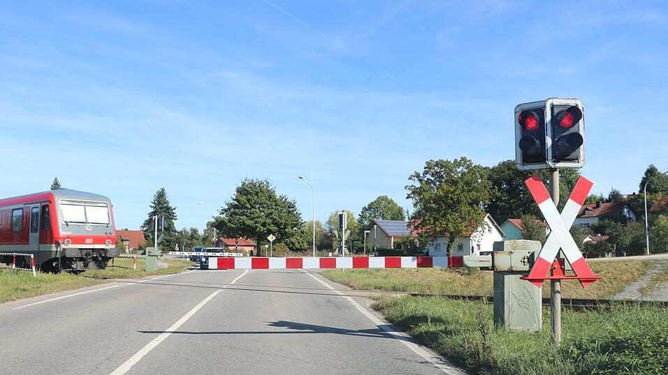 Die Schranke ist zu, das Warnlicht rot, die Gäubodenbahn kreuzt. - Unfälle sind aber auch trotz einer derartigen Sicherung bereits geschehen.