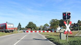 Die Schranke ist zu, das Warnlicht rot, die Gäubodenbahn kreuzt. - Unfälle sind aber auch trotz einer derartigen Sicherung bereits geschehen.