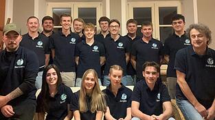 Die neue Vorstandschaft der KLJB mit zweitem Vorsitzenden Florian Maier (hinten, 5. v. l.), Vorsitzendem Markus Neumayer (hinten, 7. v. l.) sowie den Jugendreferent Tom Appelmann (vorne li.) und Richard Heidenreich (r.).