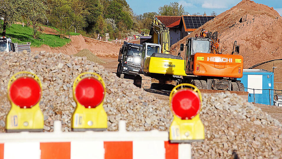 Die Staatsstra&szlig;e zwischen Demling und Sulzbach ist total gesperrt. Anwohner und Pendler m&uuml;ssen sich in Geduld &uuml;ben.