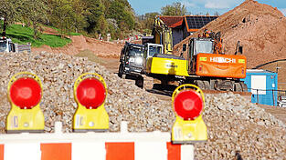 Die Staatsstra&szlig;e zwischen Demling und Sulzbach ist total gesperrt. Anwohner und Pendler m&uuml;ssen sich in Geduld &uuml;ben.