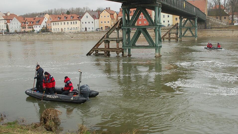 Mit zwei Booten sucht die Polizei am Donnerstag, 23. März, das südliche Donauufer in Regensburg ab. Seit Sonntag wird die 20-jährige Studentin Malina Klaar in der Domstadt vermisst. Mit zwei Booten sucht die Polizei am Donnerstag, 23. März, das südliche Donauufer in Regensburg ab. Seit Sonntag wird die 20-jährige Studentin Malina Klaar in der Domstadt vermisst.