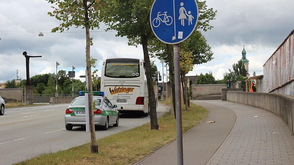 Gegen 10 Uhr verließ der erste Bus die JVA Regensburg. Begleitet von zwei Polizeiwagen fuhr er über die Kumpfmühlerbrücke. Wo die Gefangenen hingebracht werden, wird aus Sicherheitsgründen nicht verraten.