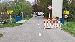 Derzeit gesperrt ist die Br&uuml;cke &uuml;ber die Bina bei Aich.