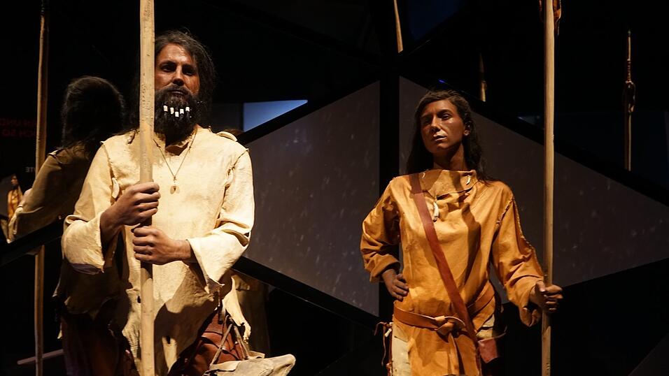 Die, wie man durch DNA-Analysen heute wei&szlig;, dunkle Haut der J&auml;ger der Altsteinzeit erinnerte noch an Afrika, die Urheimat des Menschen, wie bei diesen beiden Modellen auf einer Eiszeit-Schau in Rosenheim.