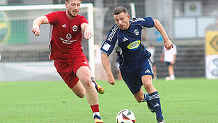 Die Kurve kratzen: Nach zuletzt zwei sieglosen Partien ist die „Spiele“ um Außenverteidiger Daniel Rabanter (re.) im Match beim TSV Kottern wieder auf die volle Punkteausbeute aus. Der Ex-Hankofener soll dabei seine Seite dicht halten und gelegentlich für Impulse nach vorne sorgen. Die Kurve kratzen: Nach zuletzt zwei sieglosen Partien ist die „Spiele“ um Außenverteidiger Daniel Rabanter (re.) im Match beim TSV Kottern wieder auf die volle Punkteausbeute aus. Der Ex-Hankofener soll dabei seine Seite dicht halten und gelegentlich für Impulse nach vorne sorgen.