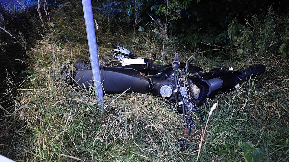 Ein 17-Jähriger ist am Montagabend bei Schalkham mit seinem Motorrad gestürzt.