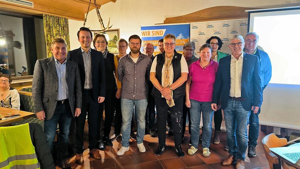 Am Freitag wurde in Voggendorf der Freie Wähler-Ortsverband Grafenwiesen aus der Taufe gehoben (v.l.) Europawahlkandidat Jürgen Rappert, MdL Julian Preidl, stellvertretende Kreisvorsitzende Emmi Kollross, Kassenprüfer Stephan Lekschas, 2. Vorsitzender Siegfried Brandl jun., die Gründungsmitglieder Mario Kauer und Andreas Amesberger (Kassenprüfer), 1. Vorsitzende Sabine Steinlechner, Schriftführerin Gisela Peer, Schatzmeisterin Elke Lekschas, Monika Bergmann (Bürgermeisterin Blaibach), Bad Kötztings Ortsverbandsvorsitzender und Gründungsmitglied Robert Riedl, Gründungsmitglied Johann Artmann. Am Freitag wurde in Voggendorf der Freie Wähler-Ortsverband Grafenwiesen aus der Taufe gehoben (v.l.) Europawahlkandidat Jürgen Rappert, MdL Julian Preidl, stellvertretende Kreisvorsitzende Emmi Kollross, Kassenprüfer Stephan Lekschas, 2. Vorsitzender Siegfried Brandl jun., die Gründungsmitglieder Mario Kauer und Andreas Amesberger (Kassenprüfer), 1. Vorsitzende Sabine Steinlechner, Schriftführerin Gisela Peer, Schatzmeisterin Elke Lekschas, Monika Bergmann (Bürgermeisterin Blaibach), Bad Kötztings Ortsverbandsvorsitzender und Gründungsmitglied Robert Riedl, Gründungsmitglied Johann Artmann.
