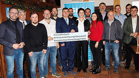 Die Gemeinderatskandidaten mit den Ehreng&auml;sten und dem B&uuml;rgermeisterkandidaten Reinhard J&auml;ger (Mitte).