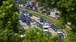 Die Fahrt auf der A8 zwischen M&uuml;nchen und Salzburg kann unter Umst&auml;nden l&auml;nger dauern als erhofft. (Archivbild)
