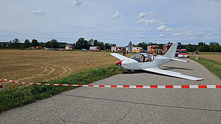 Das verungl&uuml;ckte Kleinflugzeug kam nach dem Unfall am Flugplatz Ellerm&uuml;hle mit eingeknicktem Fahrwerk auf der Zufahrtsstra&szlig;e zum Speedwaystadion zum Stillstand. Der Pilot wurde nur leicht verletzt.