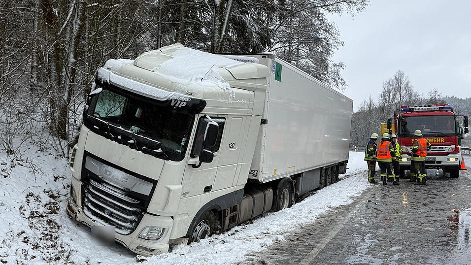 Ohne Fremdeinwirkung rutschte der Lastwagen komplett in den Graben.