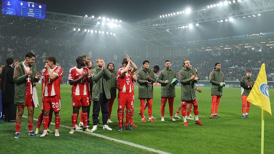 Die Bayern bejubeln einen mitrei&szlig;enden Sieg.