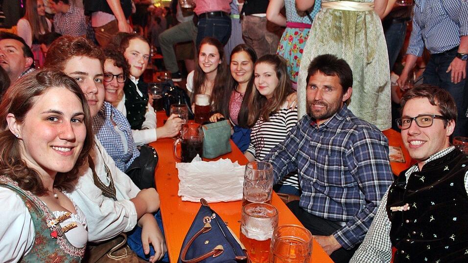 Die Fr&uuml;hjahrsdult 2017 in Landshut neigt sich dem Ende entgegen. Grund genug, noch einmal richtig in den Bierzelten zu feiern - abgerundet vom traditionellen Feuerwerk.