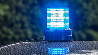 Ein SUV-Fahrer ist nach dem versuchten Überholmanöver eines BMW-Fahrers vollkommen ausgerastet (Symbolbild). Ein SUV-Fahrer ist nach dem versuchten Überholmanöver eines BMW-Fahrers vollkommen ausgerastet (Symbolbild).